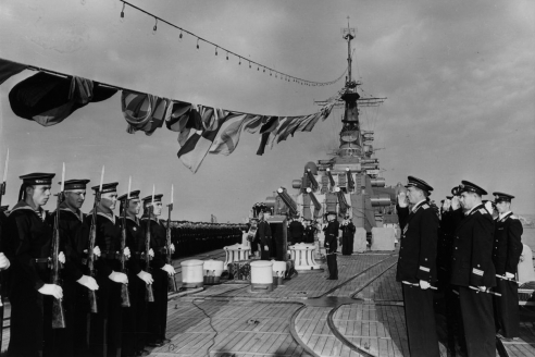 На крейсере "Нахимов" в день празднования 100-летия героической обороны Севастополя. 17 октября 1954 г.