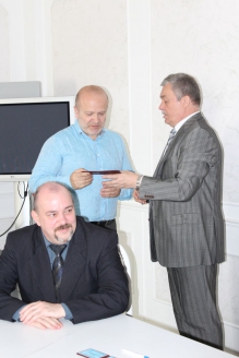 Секретарь Союза журналистов Москвы В.И. Черёмухин вручает удостоверение СЖМ Я.В. Фельдману, 26 мая 2016 г