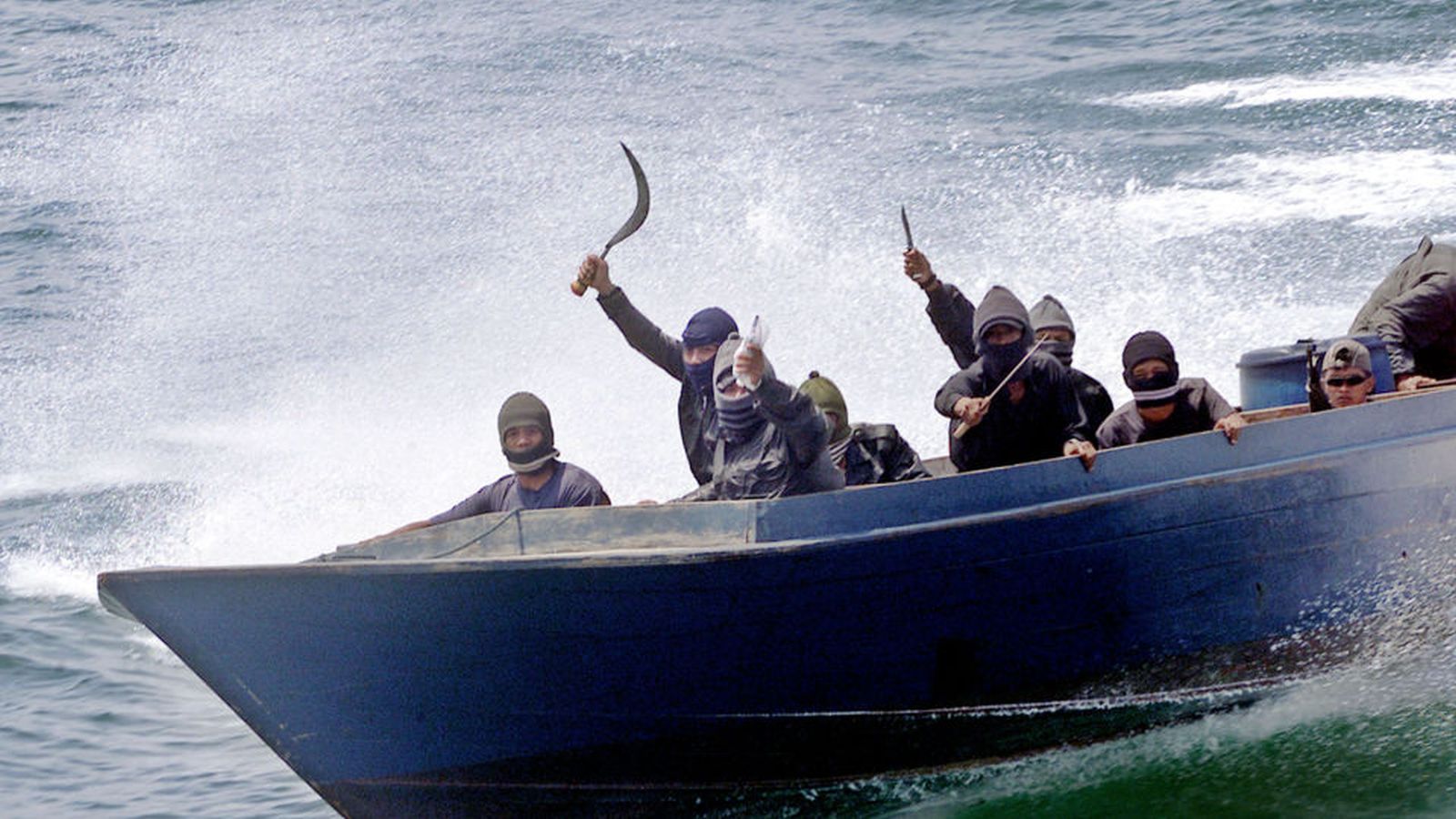 Речное нападение. Пираты 21 века Сомали. Малаккский пролив пираты. Корабль сомалийских пиратов.