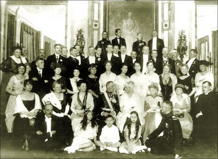 Маленький барон в середине среди большой семьи Набоковых в Берлине. 1920 г.