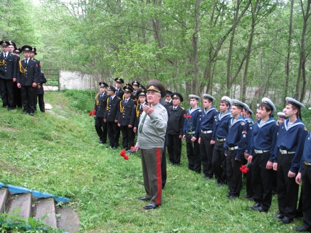 Возложение цветов у памятника павшим в боях под Москвой